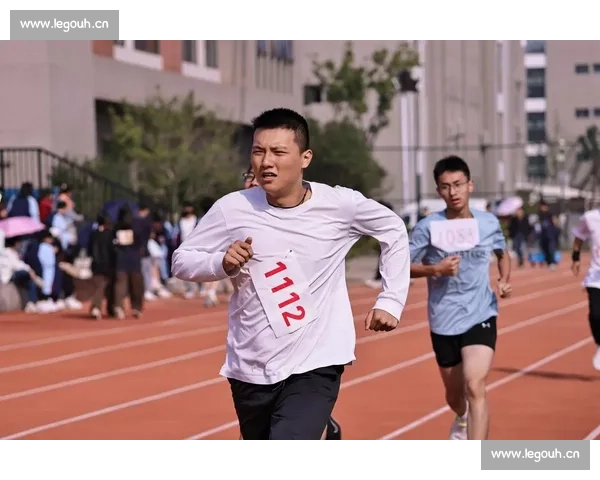 在激情澎湃的运动会上我奋力拼搏创造精彩难忘的跳远比赛瞬间